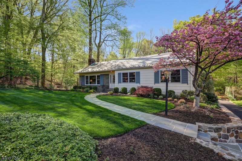 Property Photo:  28 Londonderry Way  NJ 07901 