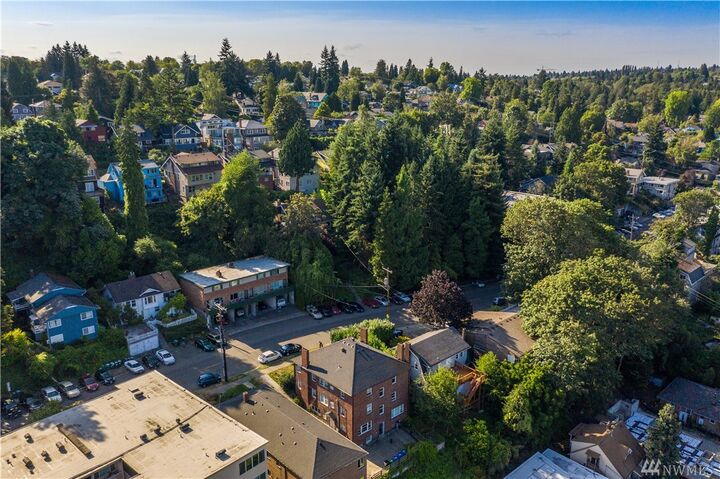 Property Photo: 5026 22nd Ave NE WA 98105