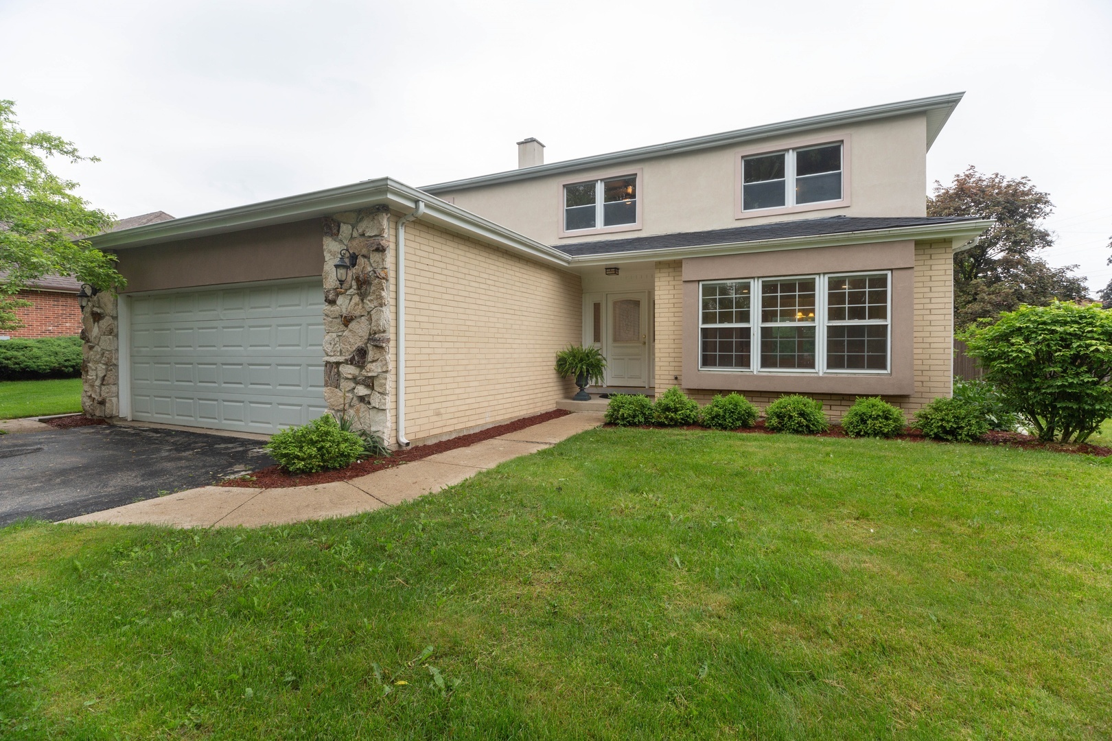 Property Photo:  220 Carter Court  IL 60062 