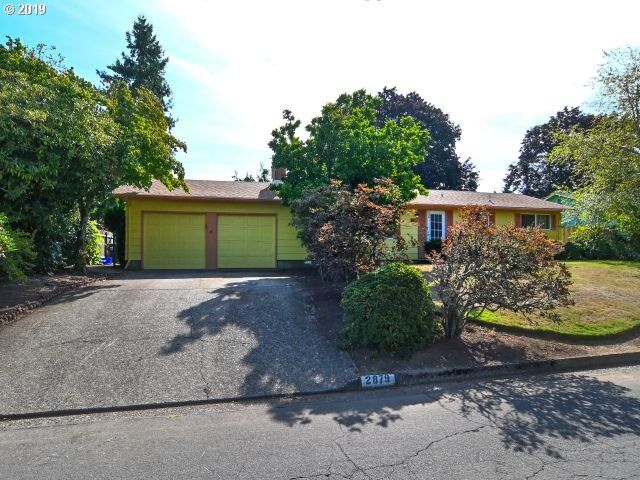 Property Photo: 2879 Tulip St OR 97408