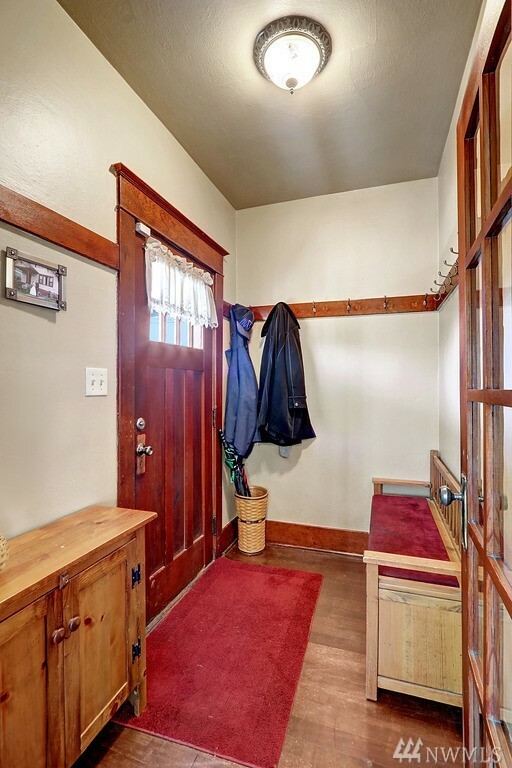 Property Photo:  3912 High St  WA 98201 