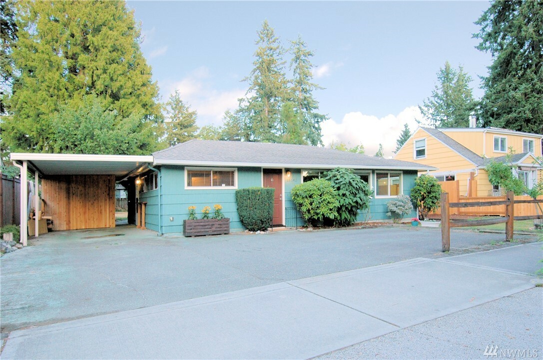 Property Photo:  18542 Ashworth Ave N  WA 98133 