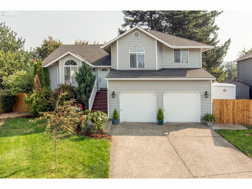 Property Photo: 974 SE Harlow Ct OR 97060