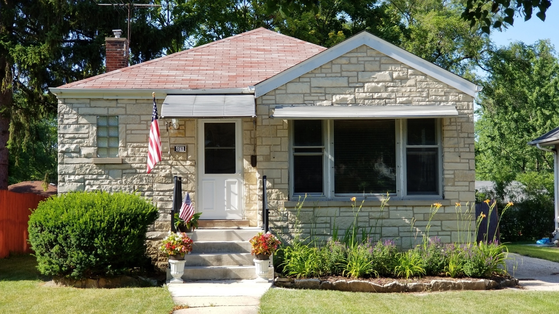 Property Photo:  406 East Washington Street  IL 60181 