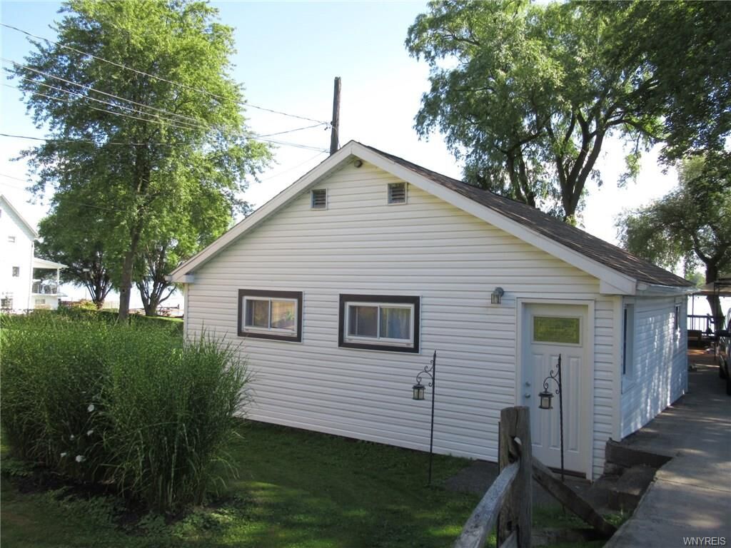 Property Photo:  883 N Colony Road  NY 14072 