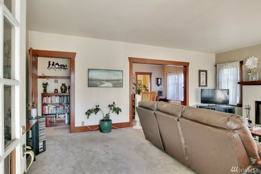 Property Photo:  903 7th Ave NW  WA 98371 