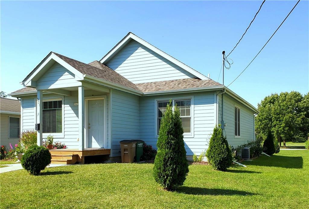 Property Photo:  931 Maple Street  IA 50265 