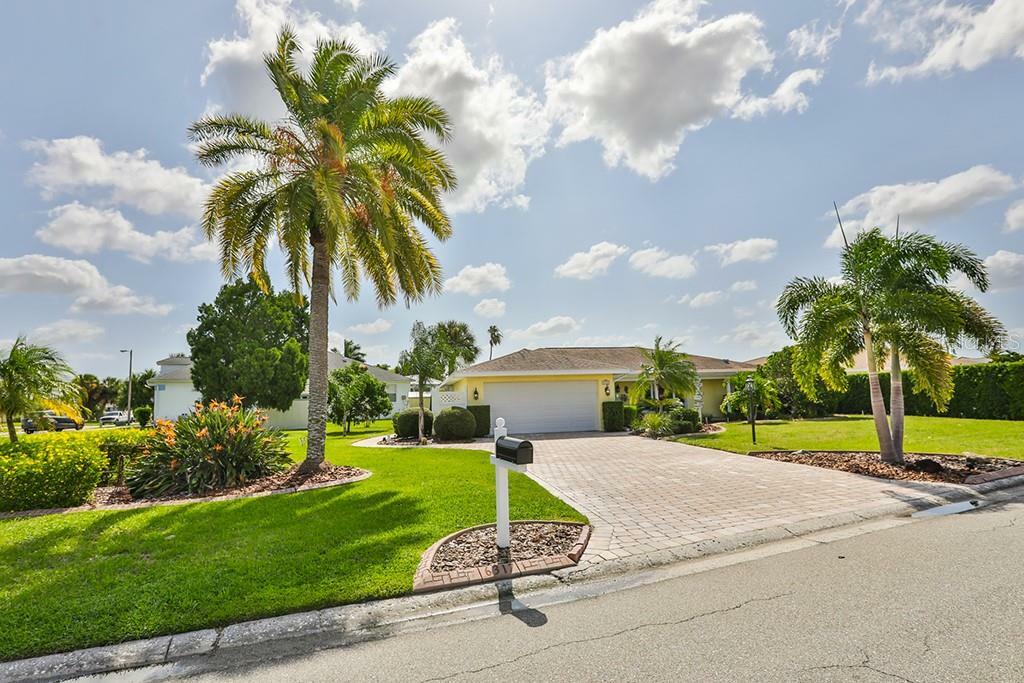 Property Photo:  6317 Wisteria Lane  FL 33572 