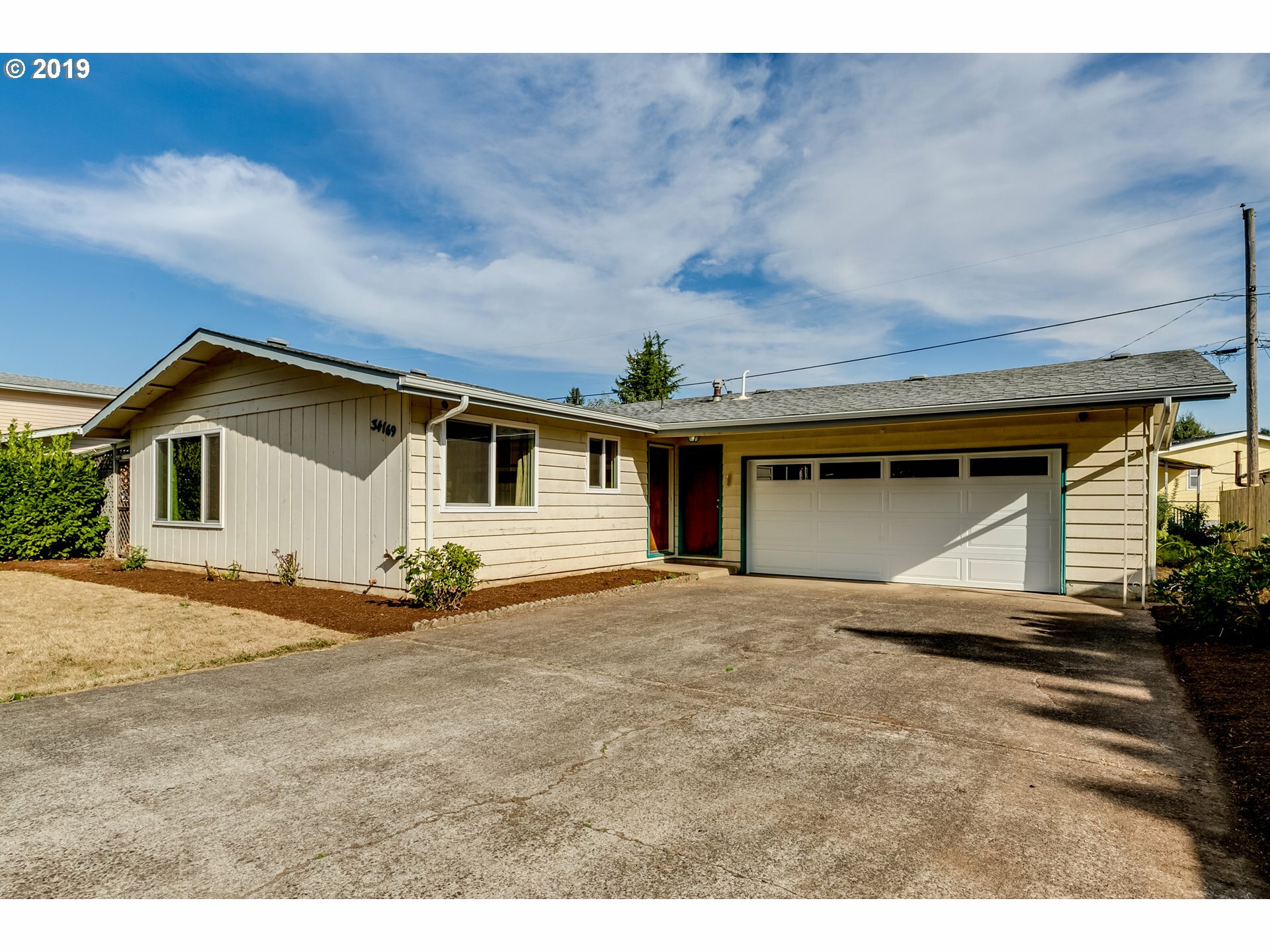 Property Photo: 34169 El Manor Ave OR 97405