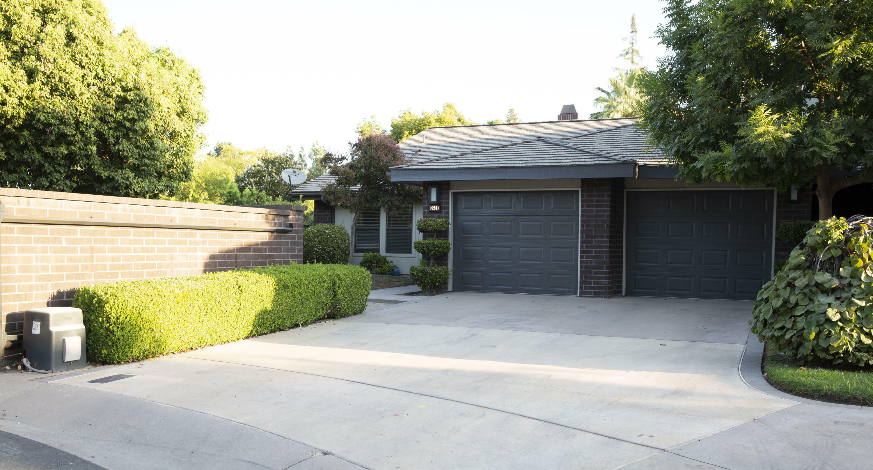 Property Photo:  850 N Silvervale Drive  CA 93291 