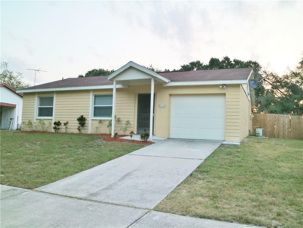 Property Photo:  717 Crimson King Trace  FL 34689 