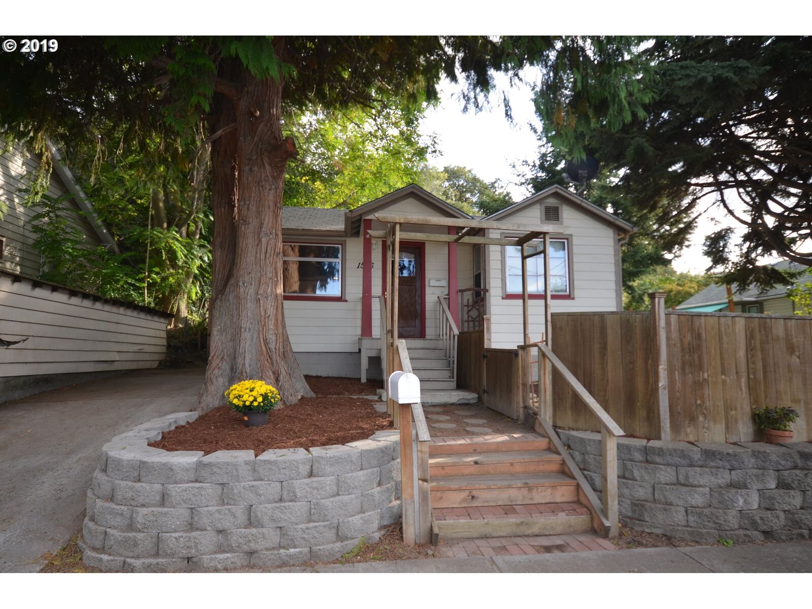 Property Photo: 1516 E 14th St OR 97058