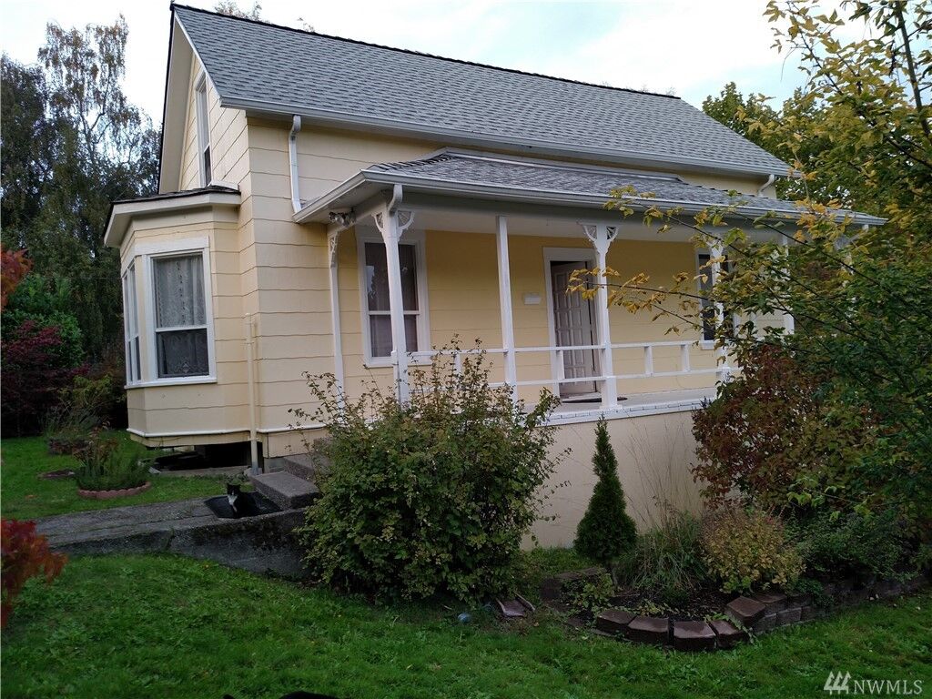 Property Photo:  1113 Tacoma Ave  WA 98366 