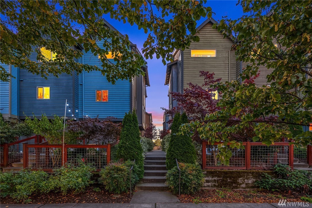 Property Photo: 5925 California Avenue SW B WA 98136