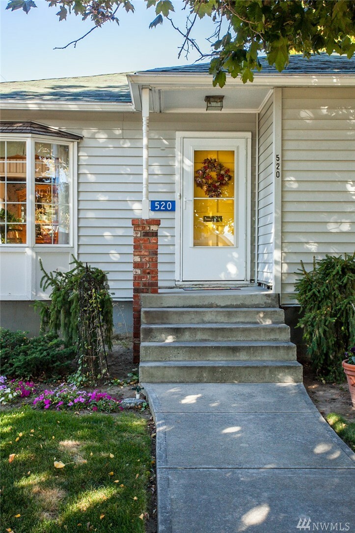 Property Photo:  520 S Franklin Ave  WA 98801 