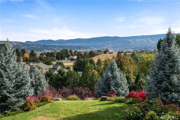 Property Photo:  658  Majestic View Drive  WA 98801 