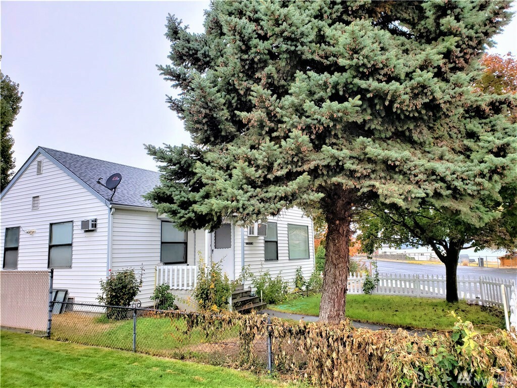 Property Photo:  127 N Fir St  WA 98851 