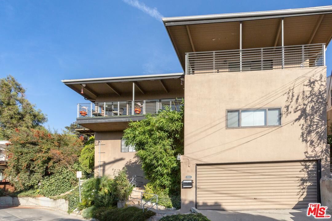 Property Photo:  2100 Hollyvista Ave  CA 90027 