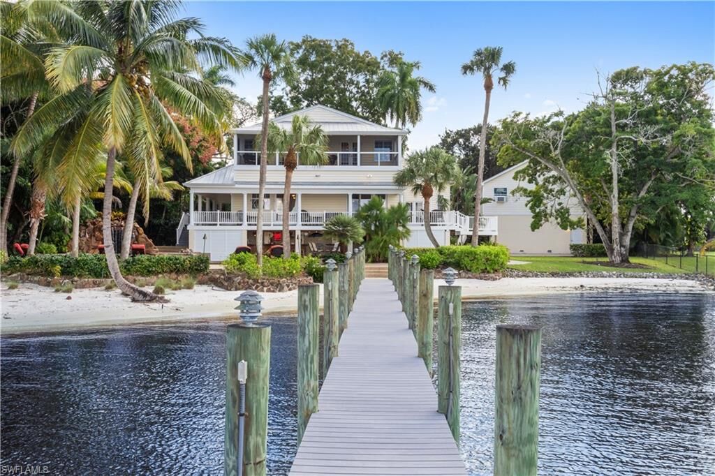 Property Photo:  100 Fairview Ave  FL 33905 