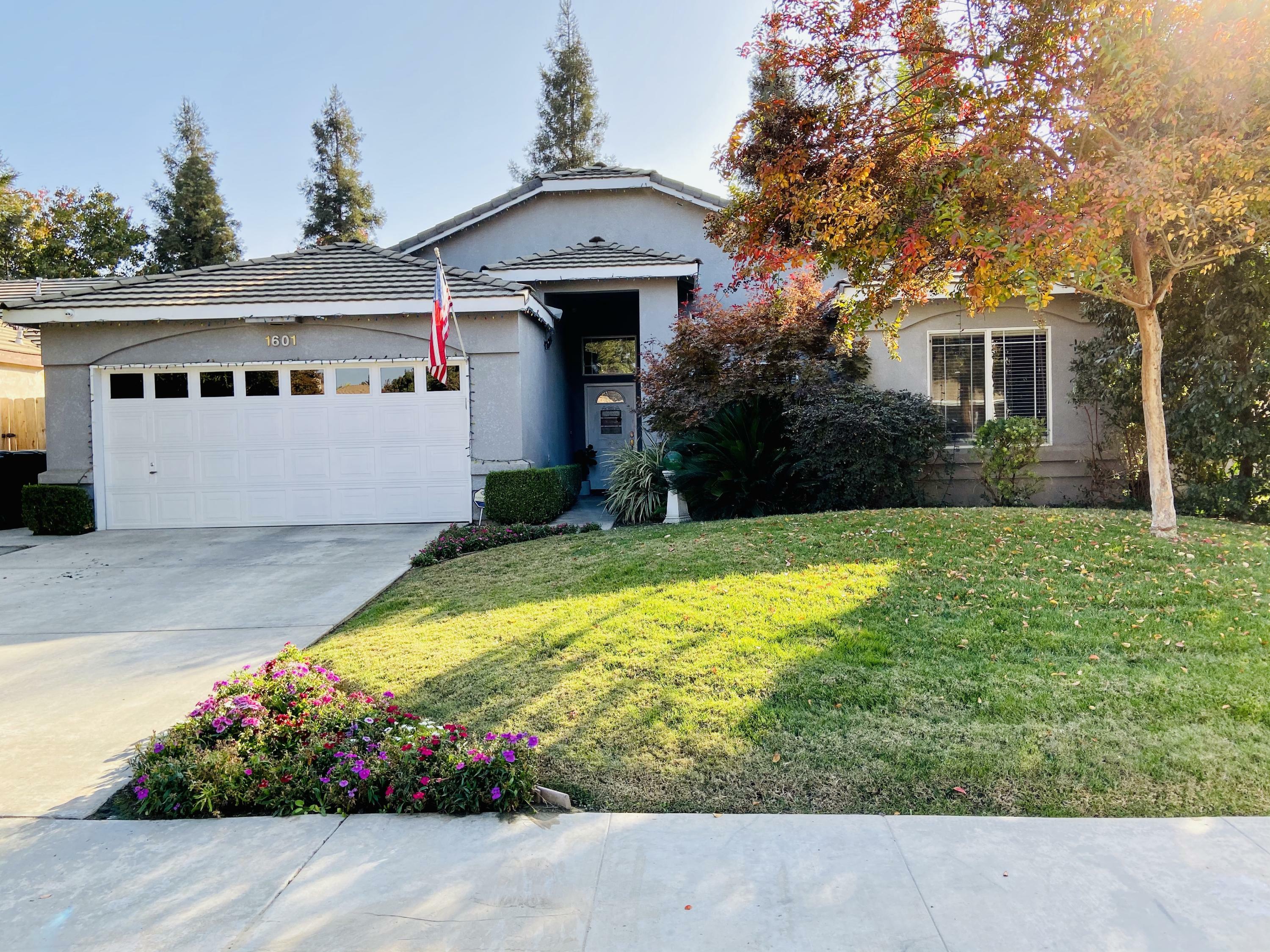 Property Photo:  1601 E La Vida Court  CA 93292 