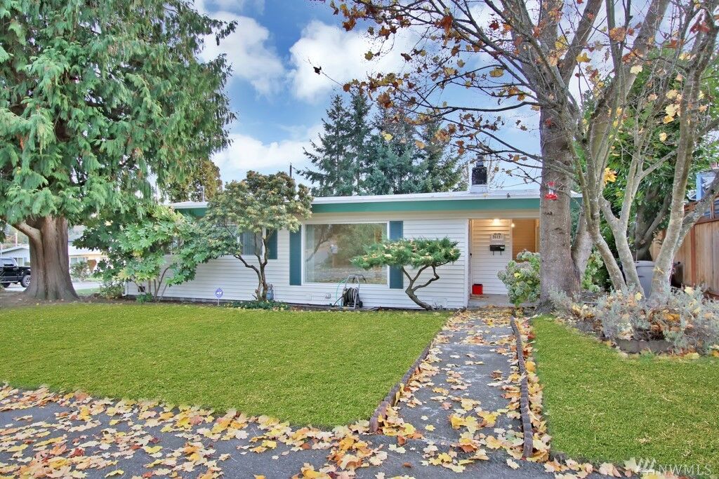 Property Photo:  2613 NE 6th Place  WA 98056 