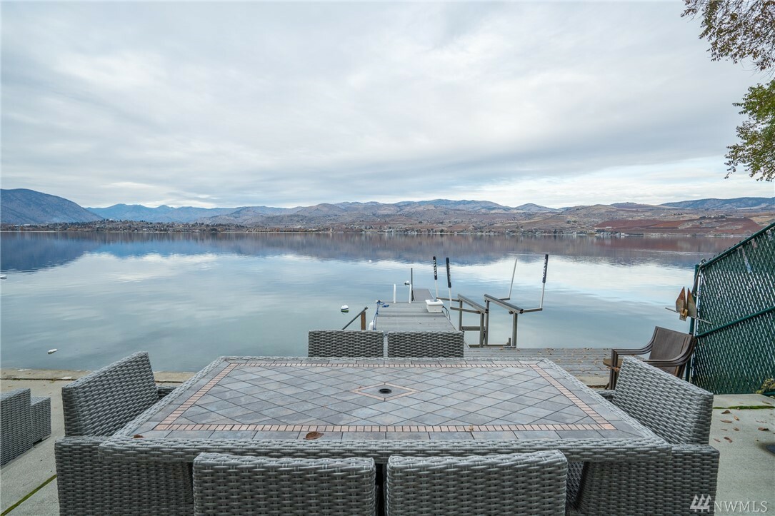 Property Photo:  2720 S Lakeshore Rd  WA 98816 