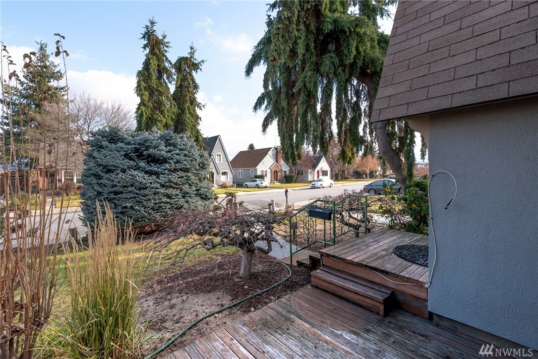 Property Photo: 210 N Franklin Ave WA 98801