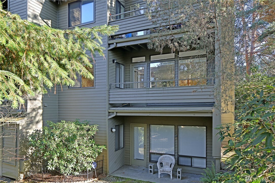 Property Photo:  122 SW 116th St C21  WA 98146 