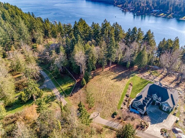 Property Photo:  3921 Southern Cross Rd NE  WA 98110 