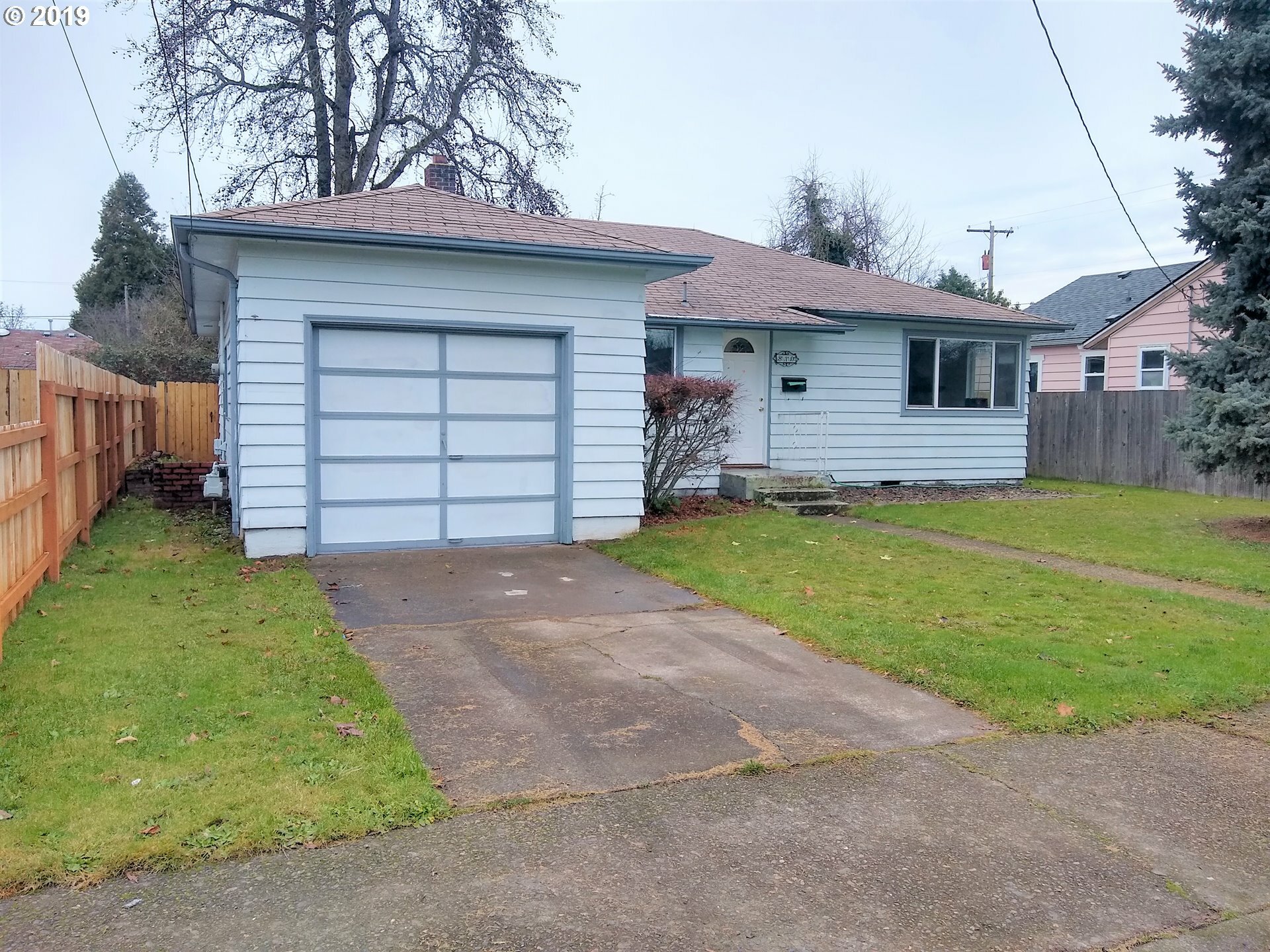 Property Photo: 810 SE Clay St OR 97322