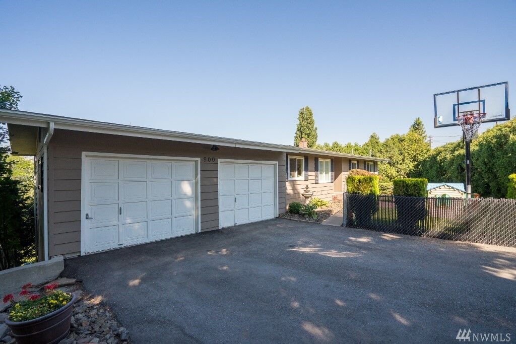 Property Photo:  900 N Kenroy Terr  WA 98802