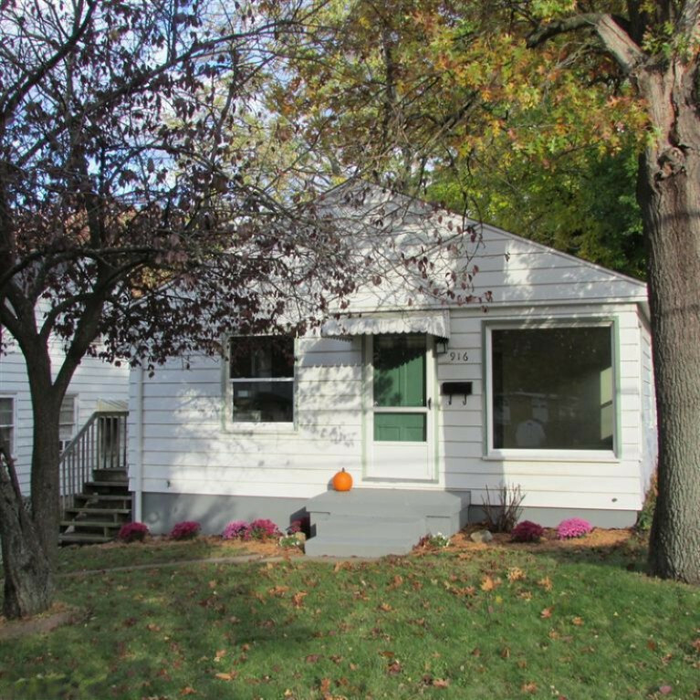 Property Photo:  916 Diamond Avenue NE  MI 49503 