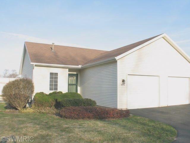 Property Photo: 424 Lincoln Ridge Drive MI 49423
