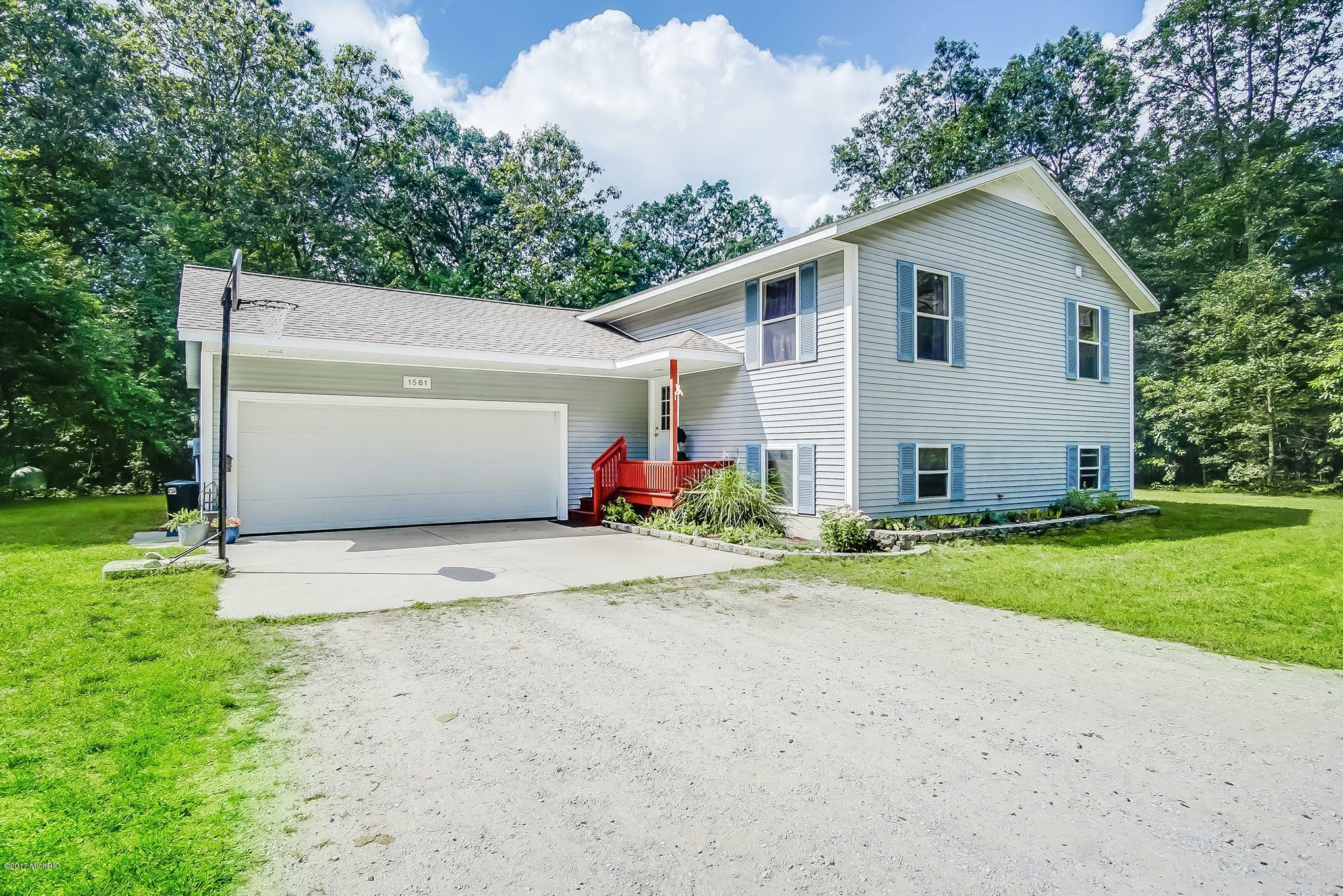 Property Photo: 1581 S Parkway Street MI 49442