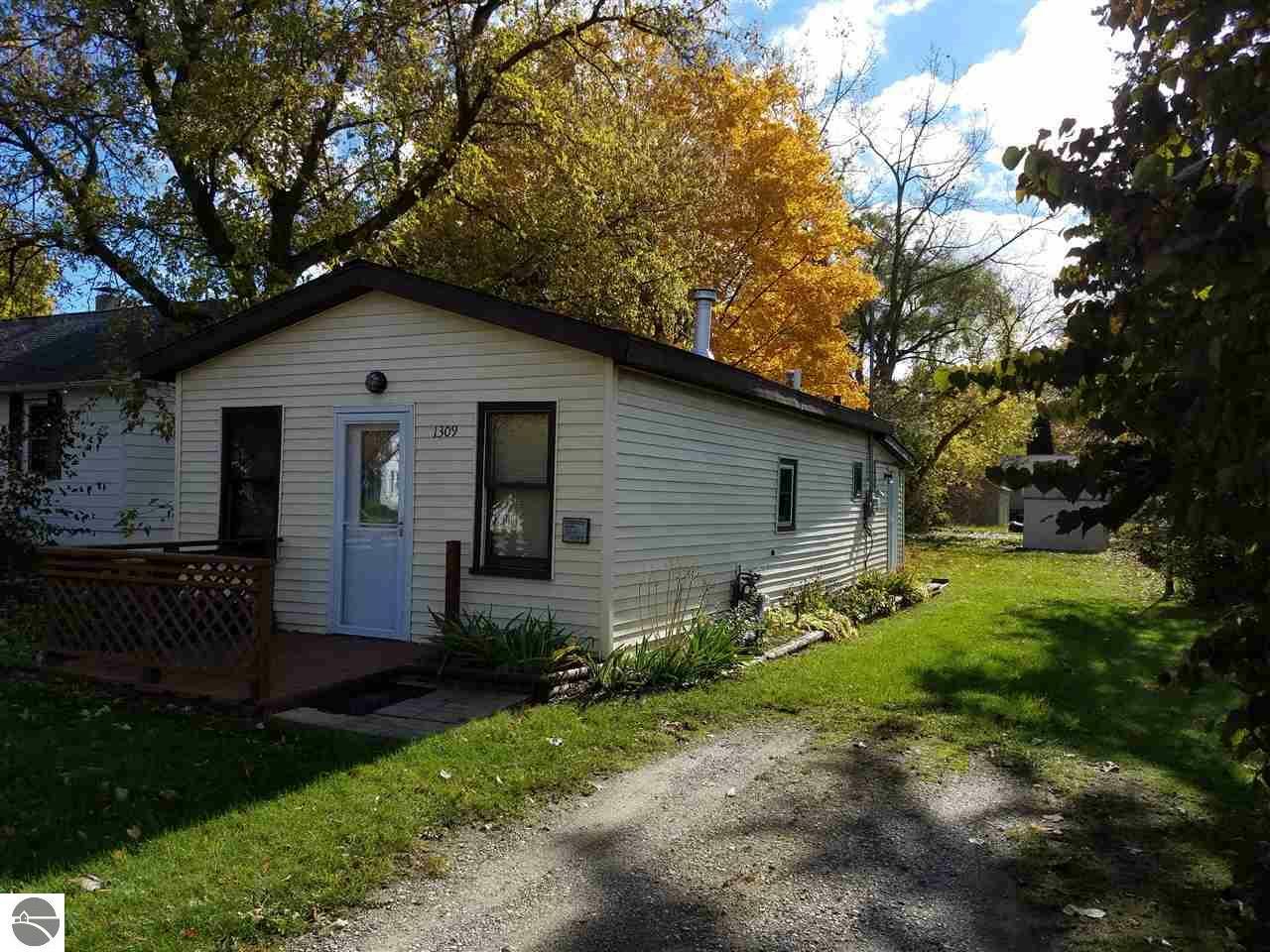 Property Photo:  1309 Belnap Street  MI 48858 