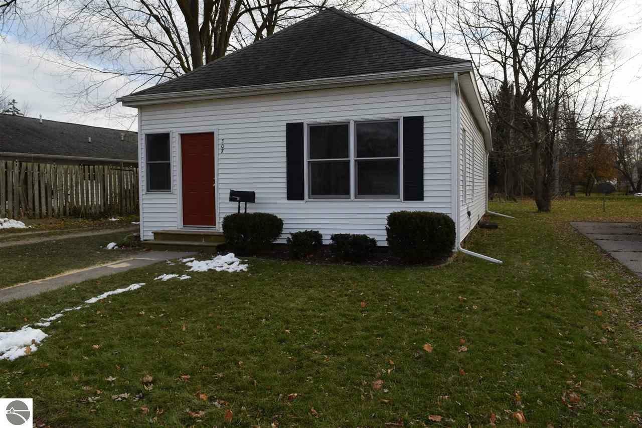 Property Photo:  307 W End Street  MI 48801 