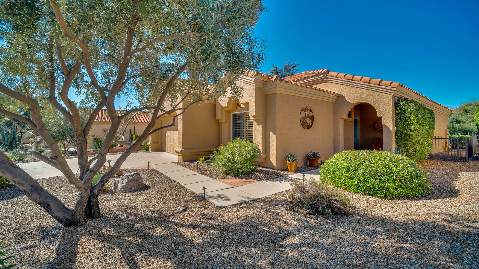 Property Photo: 14355 N Caryota Way AZ 85755