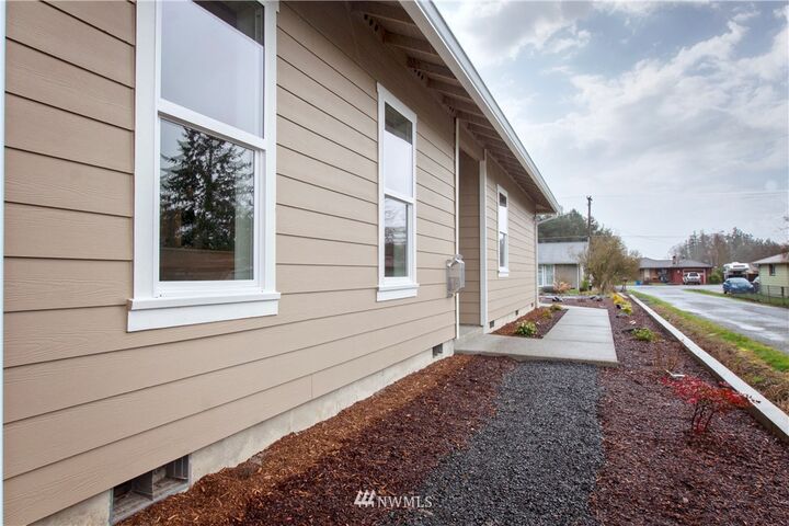 Property Photo: 674 SW 20th Street WA 98532