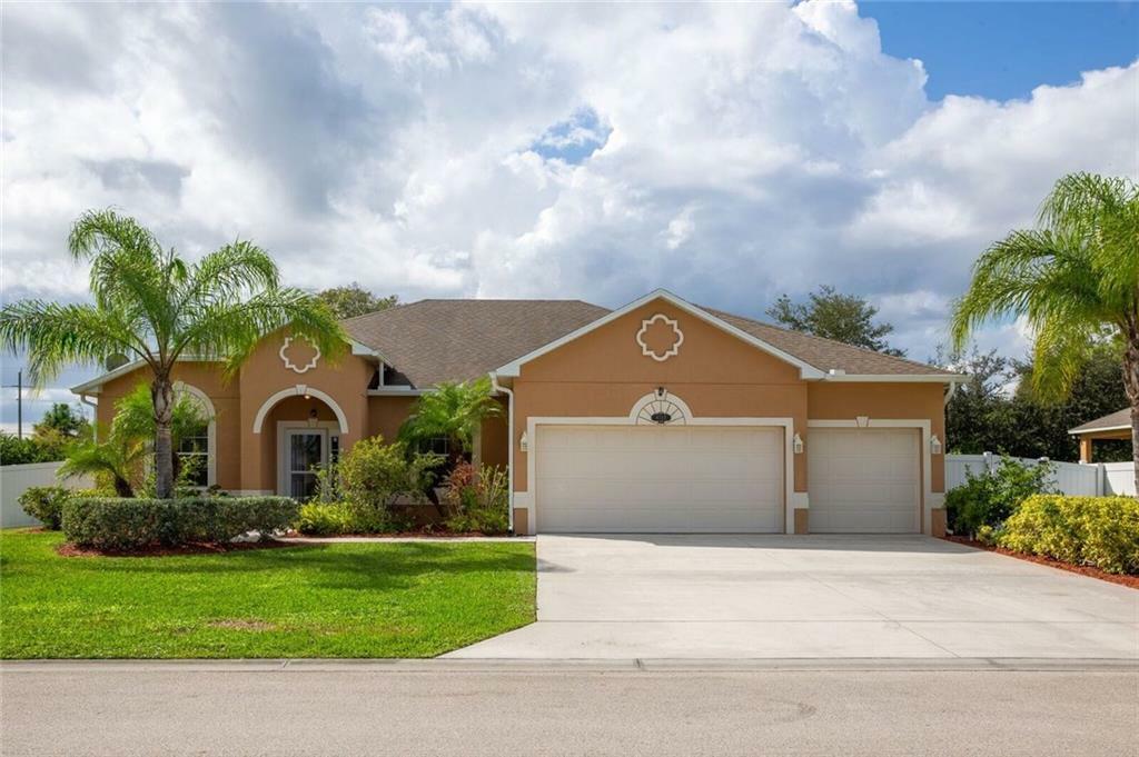 Property Photo:  4747 Ashley Lake Circle  FL 32967 