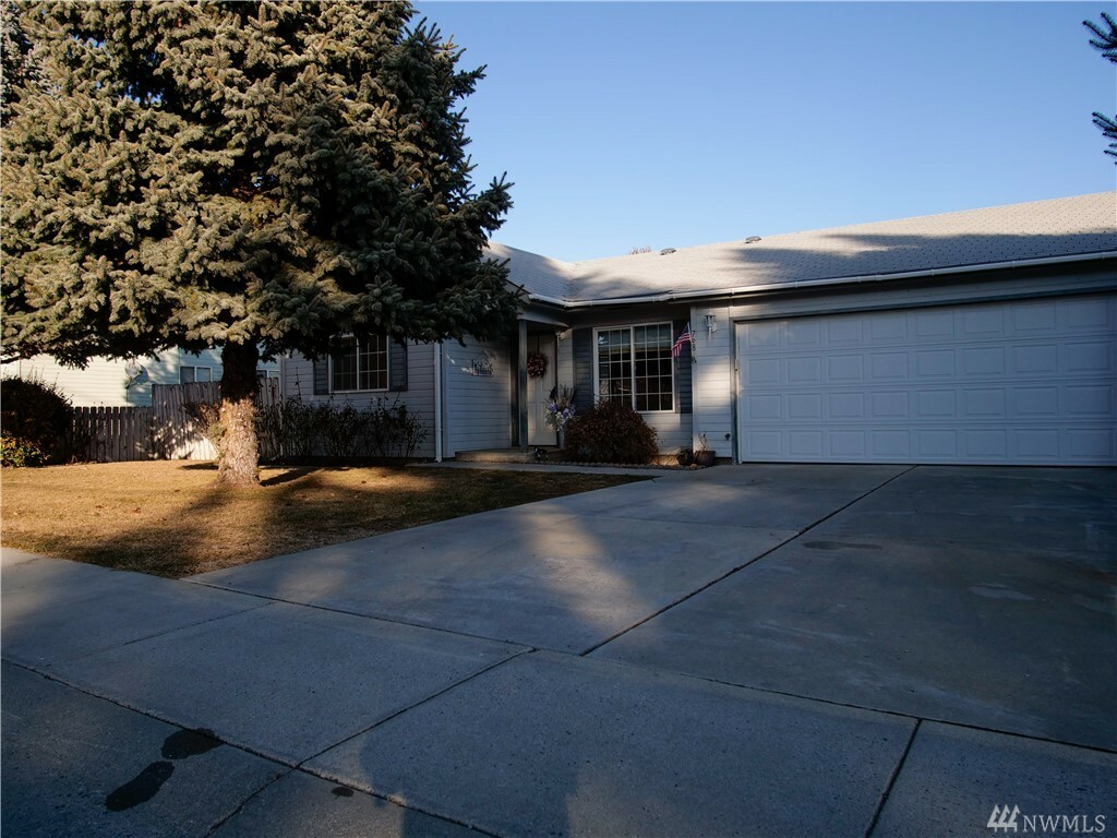 Property Photo:  708 Locust St  WA 98841 