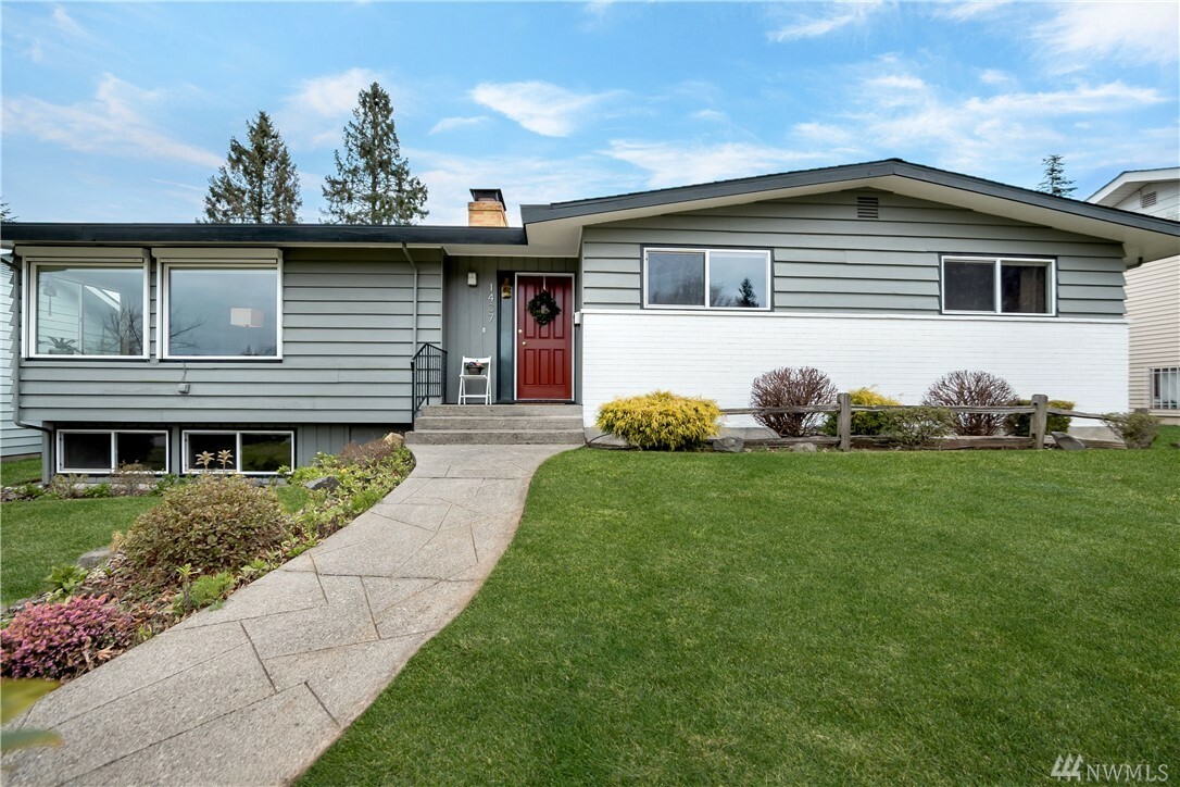 Property Photo:  1437 N Highland St  WA 98406 