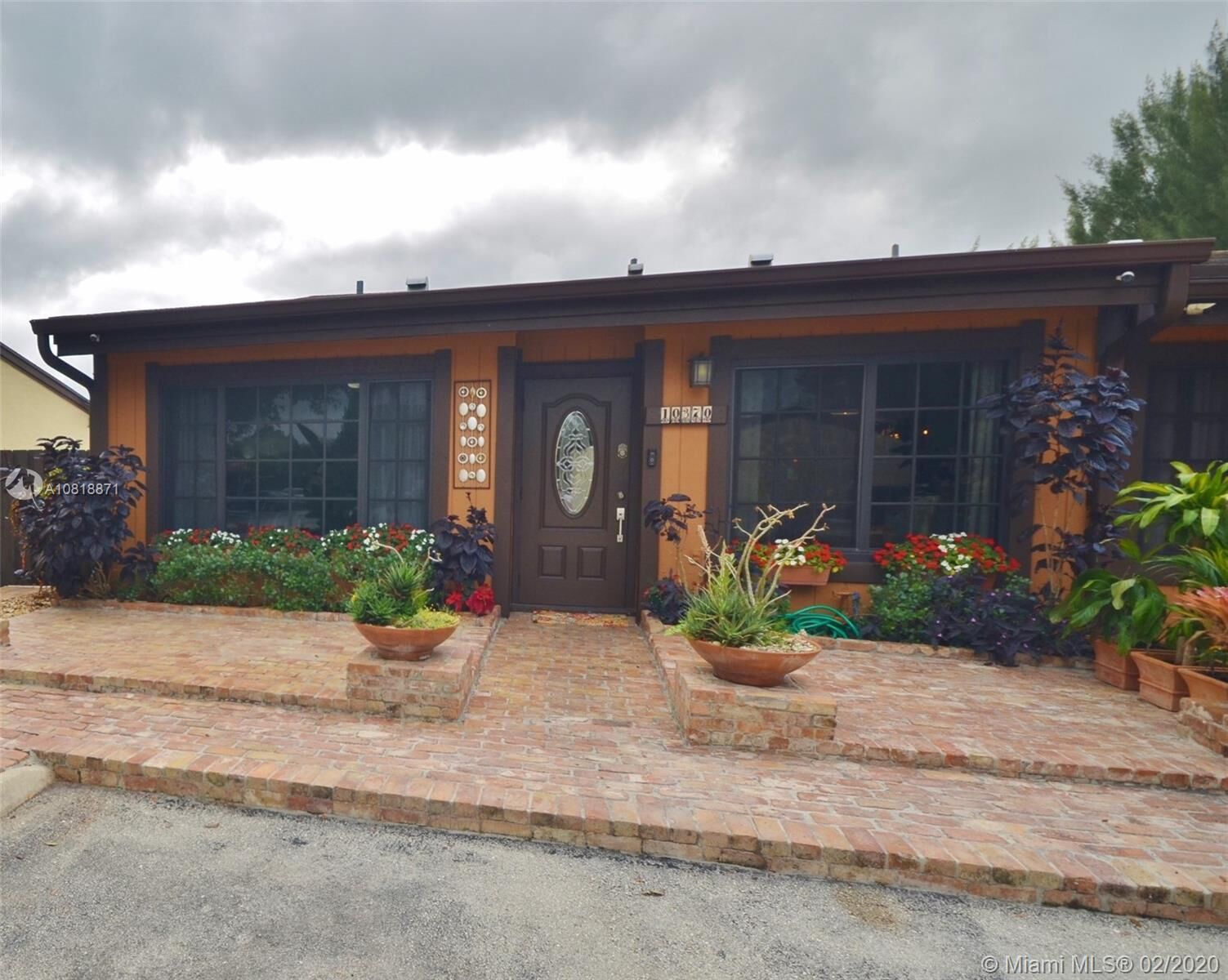 Property Photo: 10370 W Cypress Ct 10370 FL 33026
