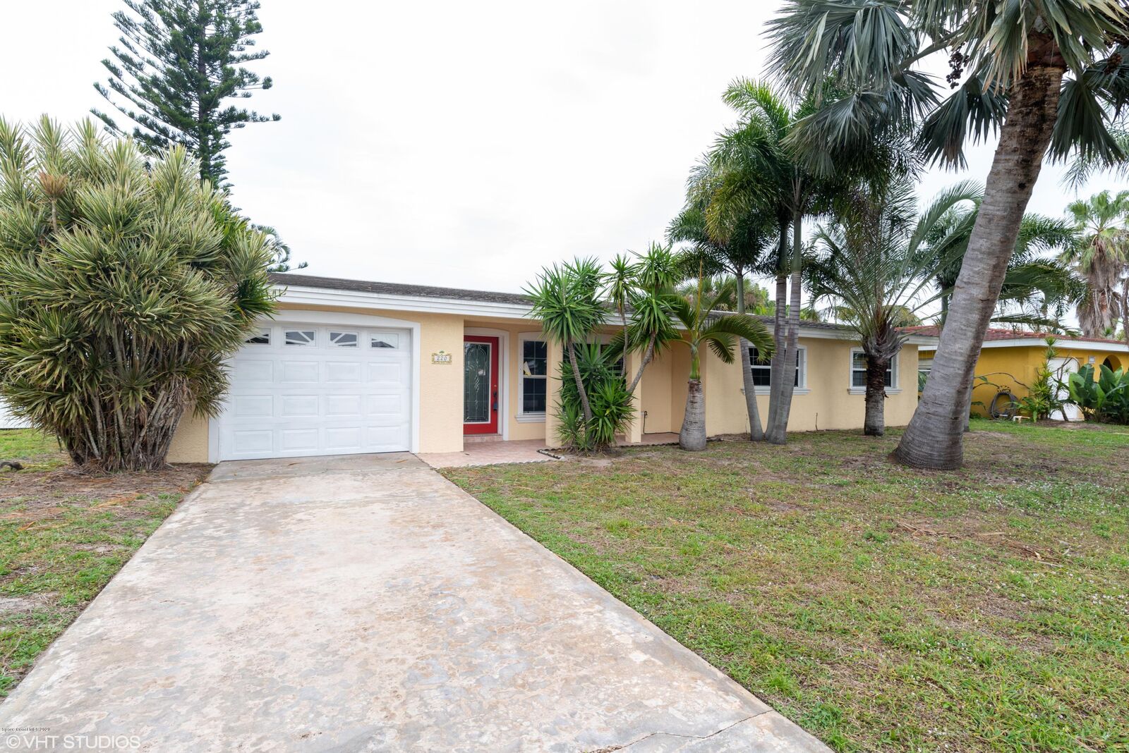 Property Photo: 220 Glenwood Avenue FL 32937