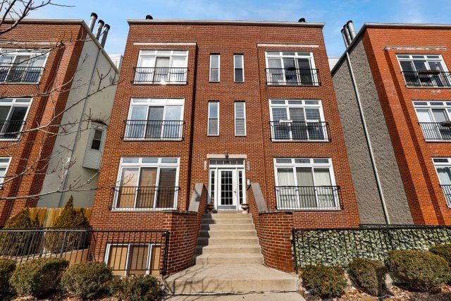 Property Photo: 1720 W Diversey Parkway 2E IL 60614