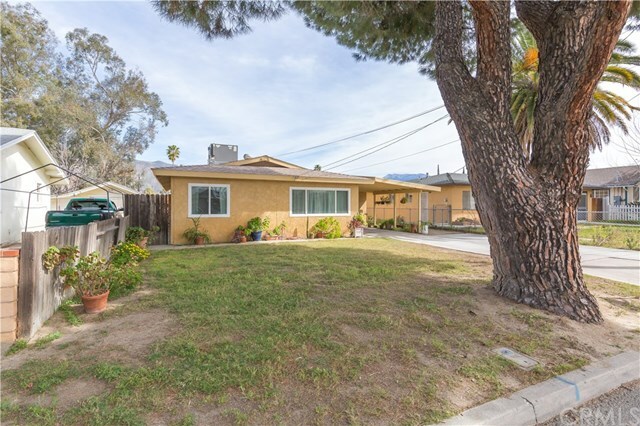 Property Photo:  165 N Victoria Avenue  CA 92583 