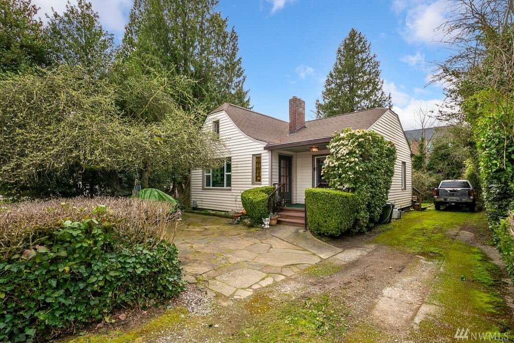 Property Photo:  10549 Phinney Ave N  WA 98133 