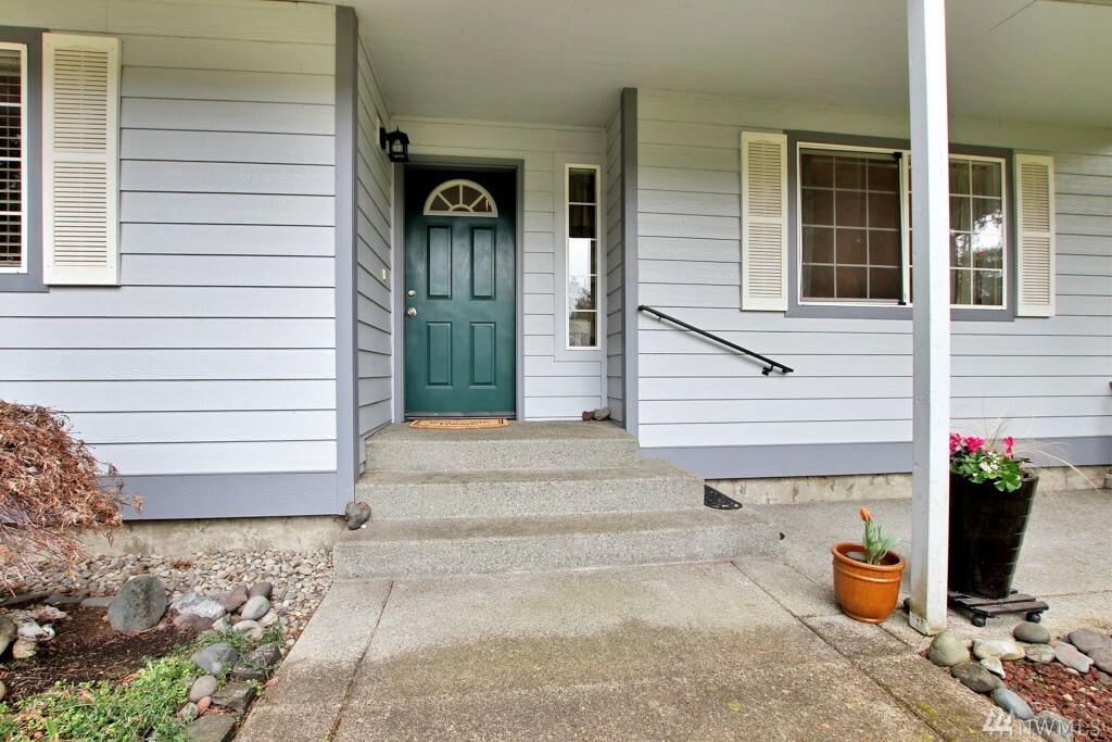 Property Photo:  11112 200th St Ct E  WA 98338 