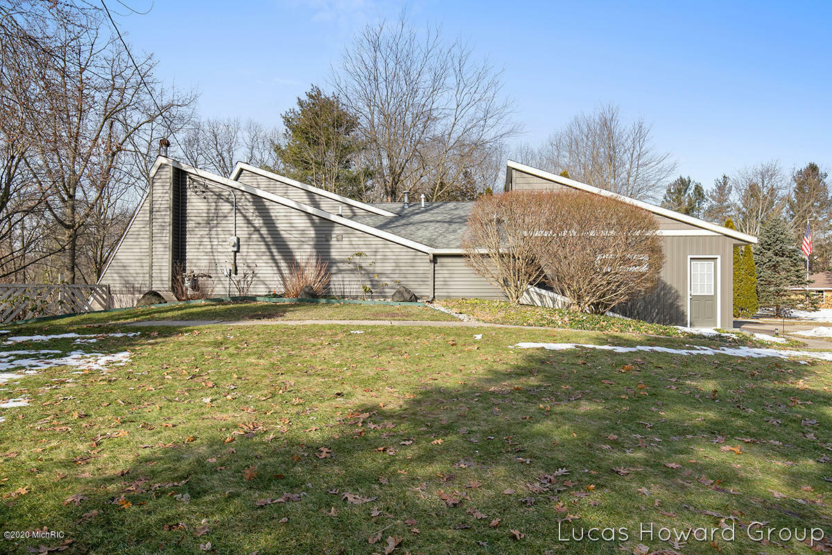 Property Photo:  7500 Cascade Road SE  MI 49546 