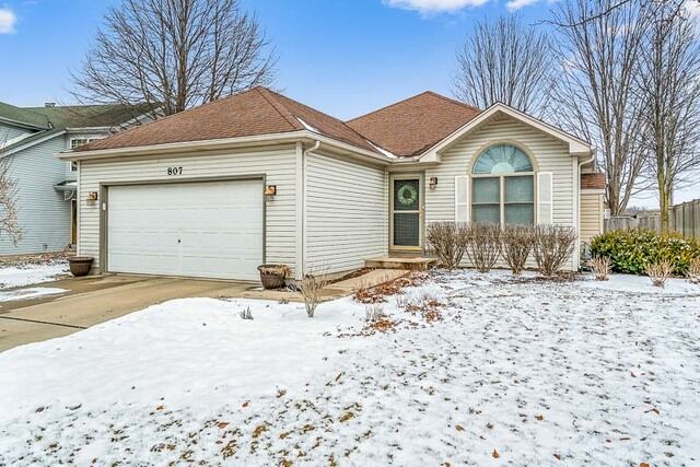 Property Photo: 807 Nicholas Circle IL 60135