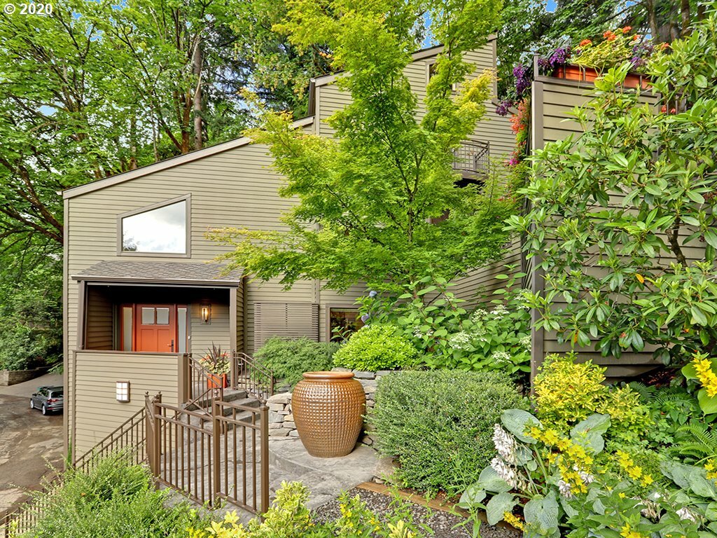 Property Photo: 3043 SW Bennington Dr OR 97205